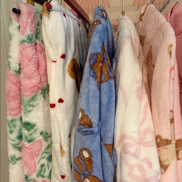 Unlisted blankets & Snuggies - Picture 2 of 2